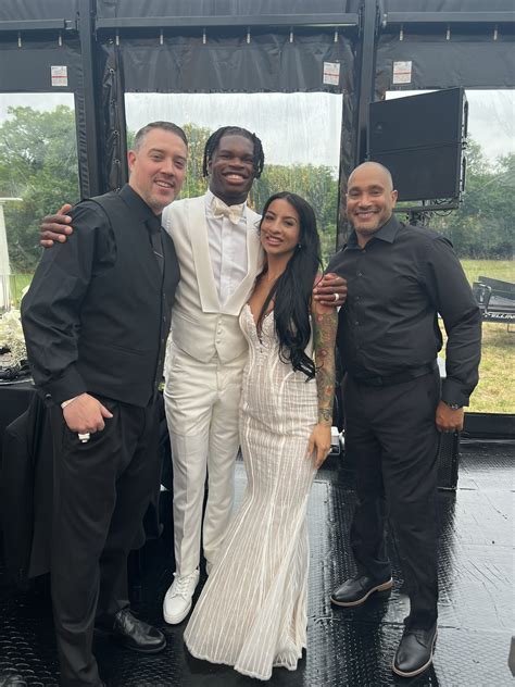 Travis Hunter marries Leanna Lenee in lavish ceremony & hands bride six