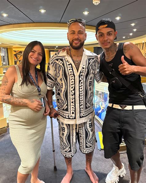 Filho de influencers faz cirurgia para remover dois dedos