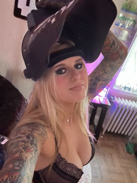 Alexis XJ - RT if you would cuddle with me🥰🥰