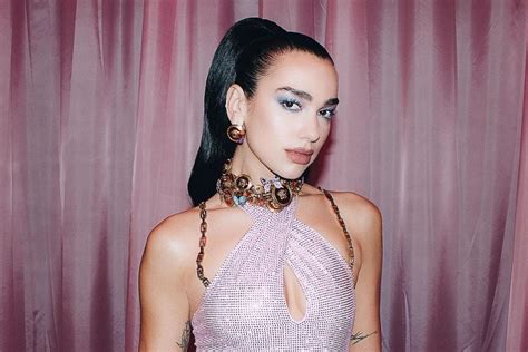 Dua Lipa reveals that her outfit for the summer is a Versace string ...