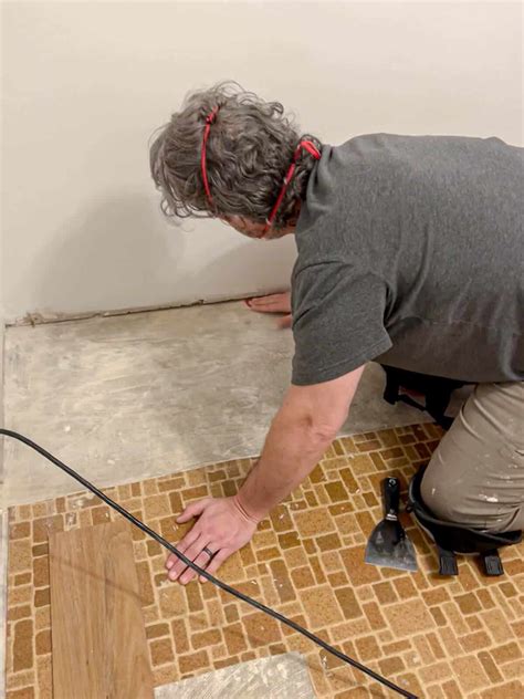 How To Install Vinyl Floor Tiles Over Linoleum | Floor Roma