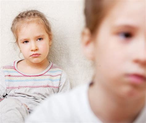Conflict tussen kinderen stock afbeelding. Image of zuster - 23864743