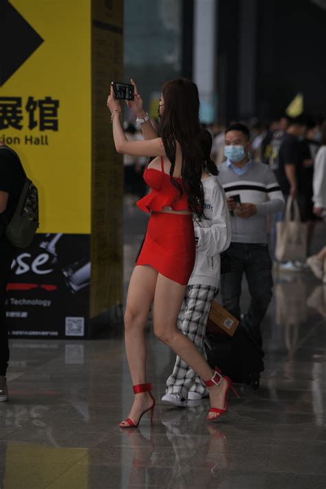 Selected Street Shots – Beautiful Girls in Hip Skirts and High Heels - V2PH