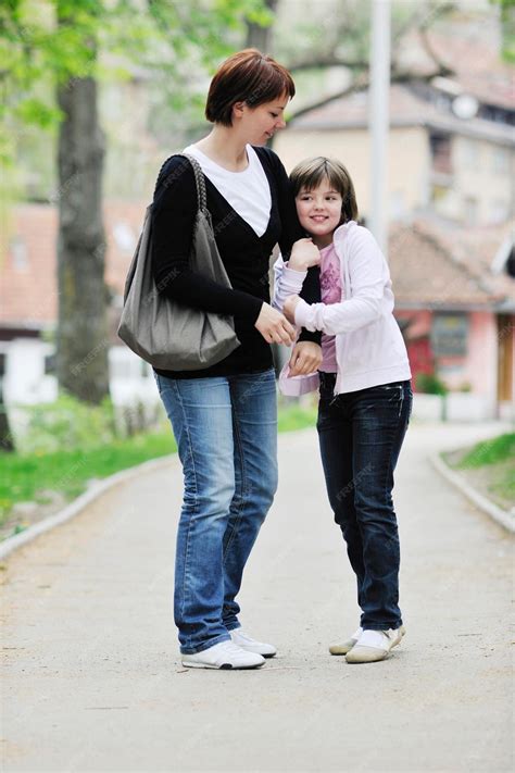 Madre e hija disfrutando al aire libre y posando | Photo Premium