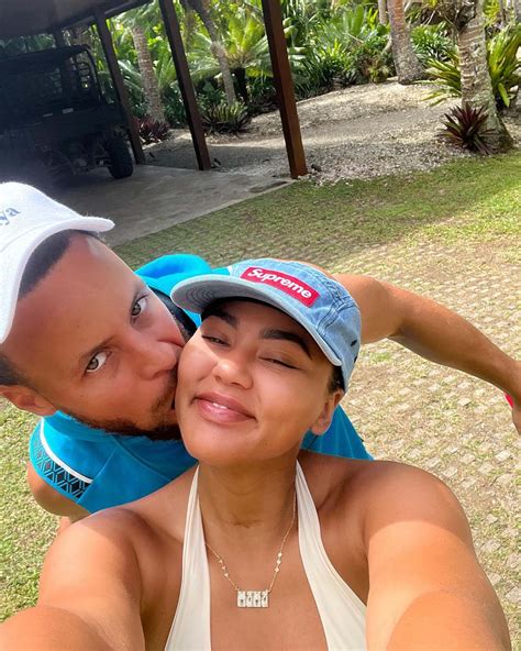 Inside Stephen Curry, Wife Ayesha Curry’s Beach Vacation: Photos | Us