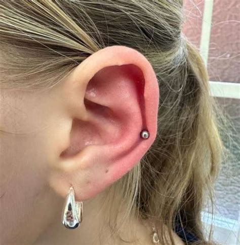 Getting a Mid Helix Piercing? Here’s What You Should Expect