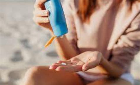 Here's What Happens When You Use Sunscreen On Face But Not Neck