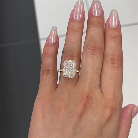 7.5 Ctw Solitaire Radiant-Cut Engagement Ring In 18K Gold – Luxe VVS ...