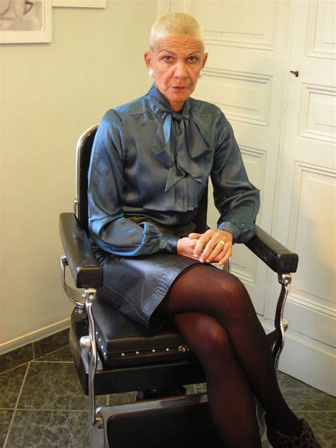 Mary with a satin blouse pleated at the front. Buzzed Hair Women, Dame