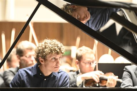 Zoltán Fejérvári Pianist