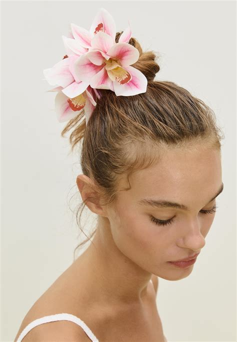 Ni pendientes, ni bolsazo, la flor en el pelo de Alexa Chung es el