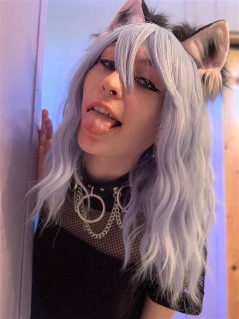 playful kitty 😝💜 : r/petplay