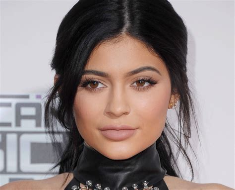 Download Kylie Jenner In Nude Lipstick Wallpaper | Wallpapers.com