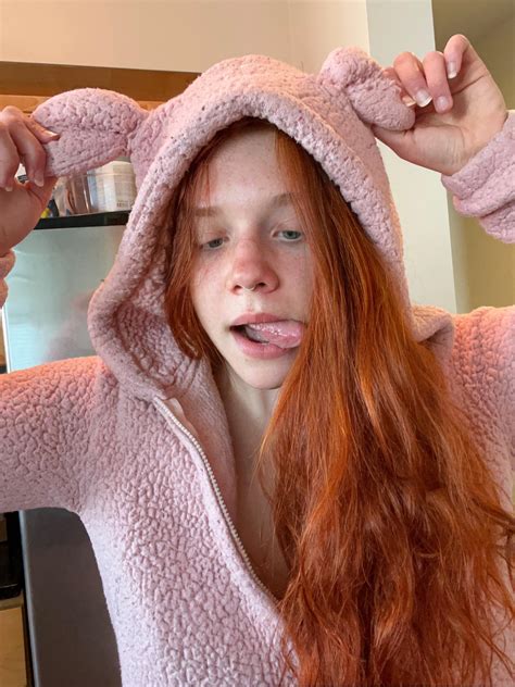 A silly redhead, at your service 🎀 : r/SFWRedheads