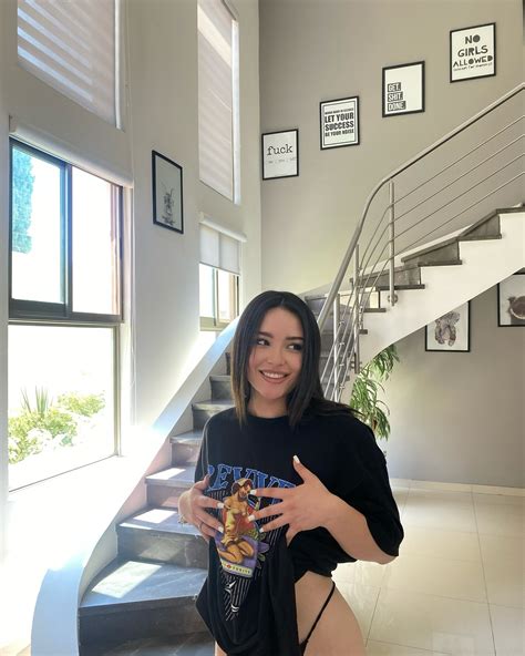 Daniela Flores | 🌚 una pausa tengo que ir a verme al espejo | Instagram