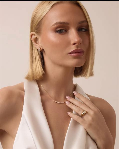 Lillian Liberg | I’d love to unwrap you this Christmas 😻