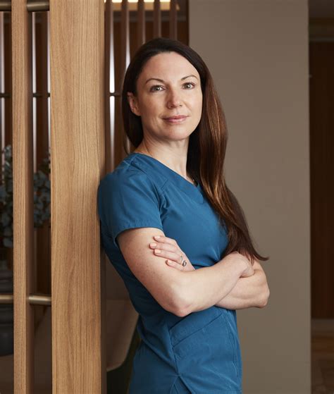 Dr. Emma Craythorne: Dermatologist & KLIRA Founder - Destino