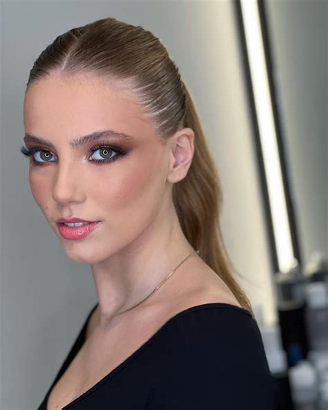 AMANDA WHITE | BEAUTY ARTIST (@amanda_.white) • Instagram photos and videos