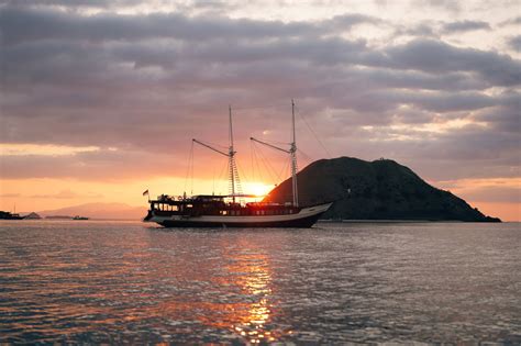 nayara cruise sail  indonesia archipelago