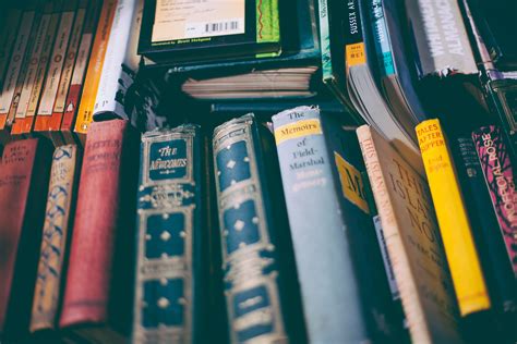 gambar book vintage hijau warna biru kuning tulang belakang