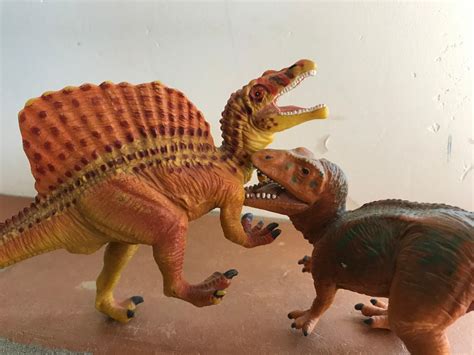 Carcharodontosaurus vs Spinosaurus first fight by LagovulpesTheGentle ...