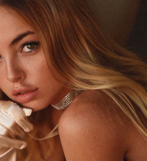 [100+] Emma Kotos Pictures | Wallpapers.com