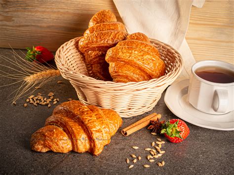 Круассан французский с ванильным кремом,120г | «Вкусномир» | комбинат ...