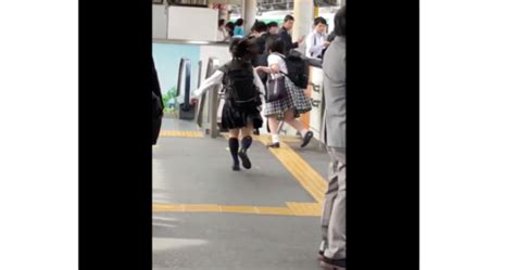 News - Chikan (gropers) molester runs away from Japanese schoolgirls at ...