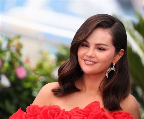 Selena Gomez's Business Acumen: A Smart Entrepreneur - xbj1322