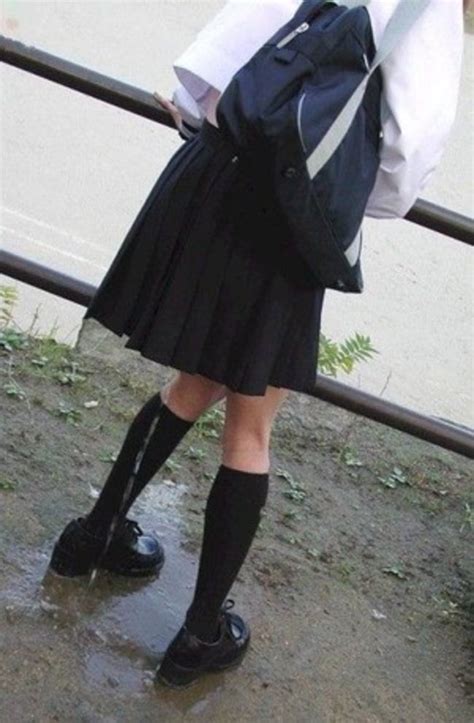 【JKお漏らしエロ画像】女子校生が着衣のままで小便を大量放出してびしょ濡れ状態www | エロ画像チョイス