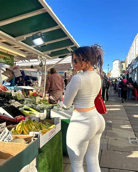 Kayla Manousselis en 2025 | Baisers romantiques