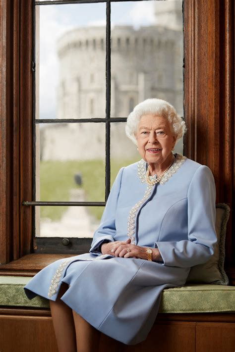 Queen Elizabeth portrait released ahead of Platinum Jubilee