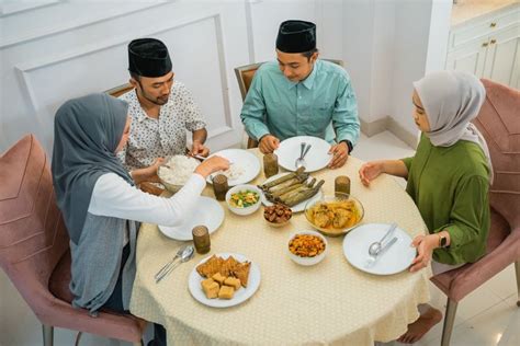 foto  bolehkah makan  minum  masuk waktu imsak  kata mui