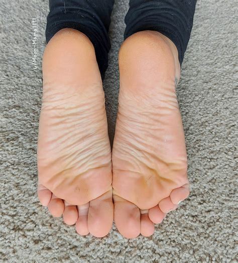 Come worship these wrinkly soles 🙏 : r/PinkPaws