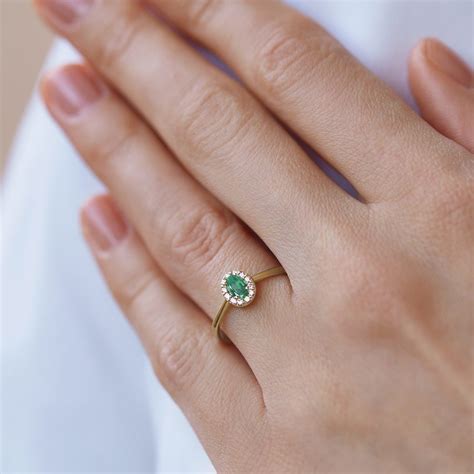 Emerald and Diamond Ring in Gold | KLENOTA