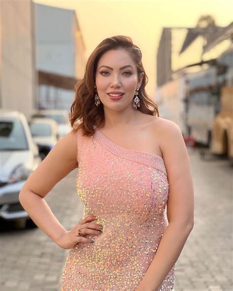 TMKOC diva Munmun Dutta burns oomph game in one-shoulder shimmery pink