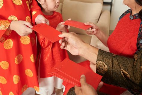 Vietnamese Lì Xì Tradition: Has It Become A Burdensome Responsibility ...