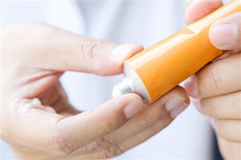 Miconazole Oral Gel - Manfaat, Dosis, dan Efek Samping - Alodokter