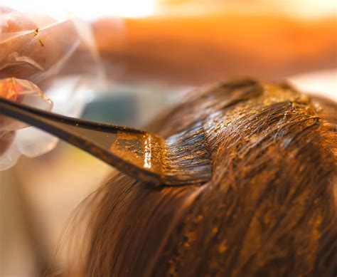 The unexpected natural ingredient that protects dyed hair colors longer 12
