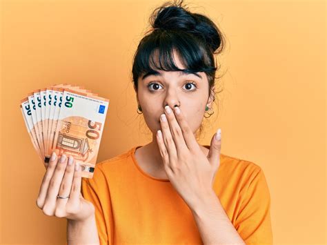 Neu in der Apotheke: Ab wann dürfen PTA nach mehr Geld fragen? - PTA IN