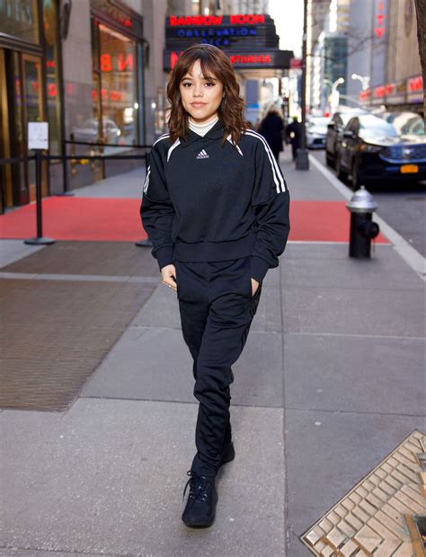 Jenna Ortega lució tenis chunky Adidas y pantalones cómodos previo a