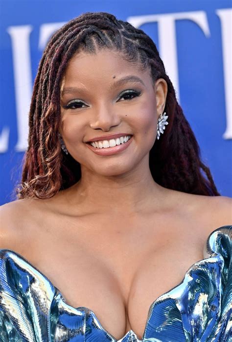 Pin by Fernanda Pi on Halle Bailey | Locs hairstyles, Chloe halle