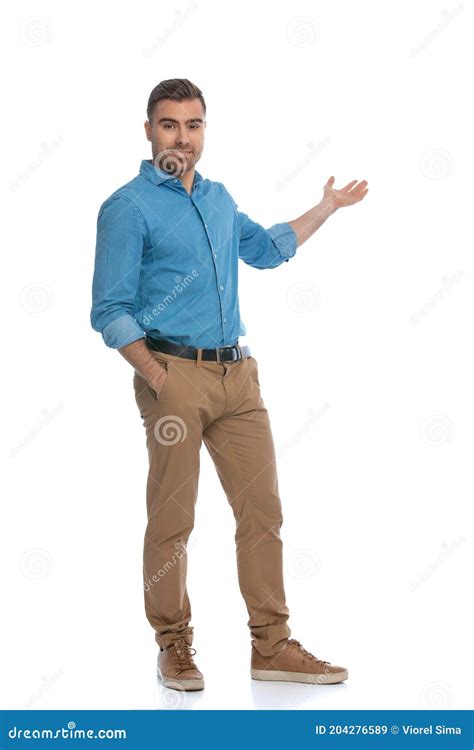 Hombre Atractivo Casual Que Parece Una Mano En El Bolsillo Imagen de ...