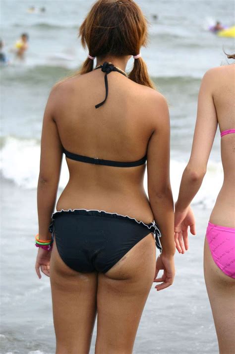 【素人水着盗撮エロ画像】2017年も夏が終わる…海やプールに行けば小さい水着で隠しきれないハミケツ大量ww | エロ画像ミルナビ