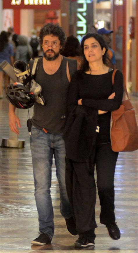Leticia Sabatella E Marido - Letícia Sabatella troca carinhos com marido em shopping - Revista Marie ...