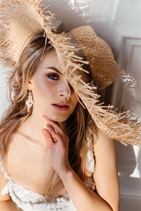 Фотосессия в шляпе | Elegant hats, Photoshoot, Straw hat