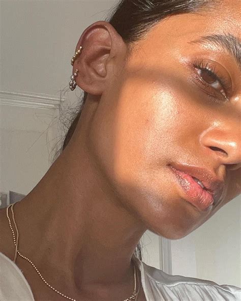 How to Do At-Home Dermaplaning, According to Aestheticians | Who What Wear