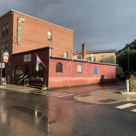 The Filling Station Bar and Grill Wrj, VT | White River Junction VT