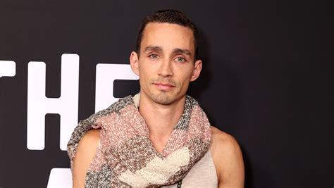 robert sheehan net worth 2020