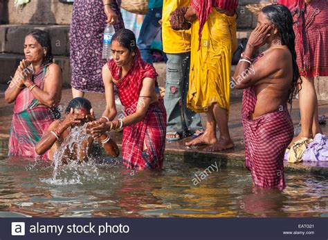 Hindu Indian women ritual bathing in the sacred Ganges River Stock ...